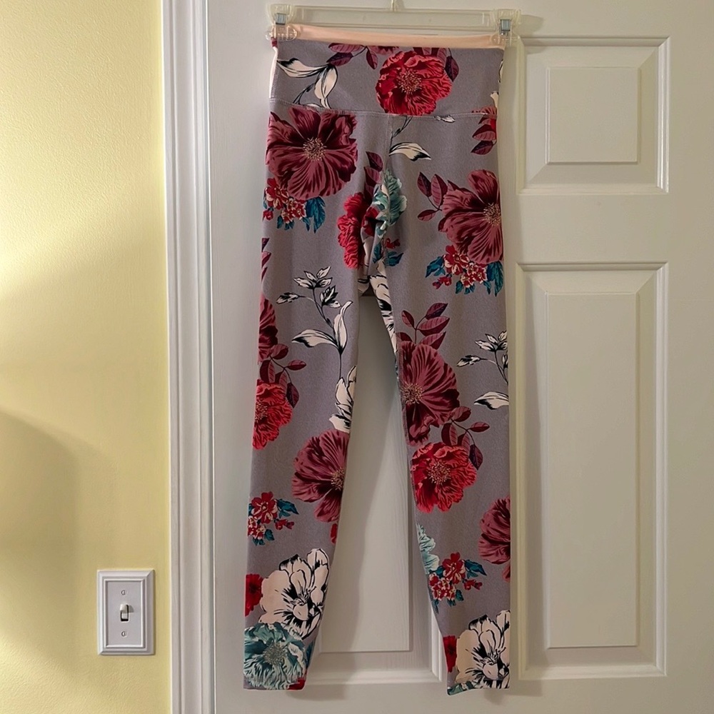 Old Navy high rise elevate floral leggings, size small